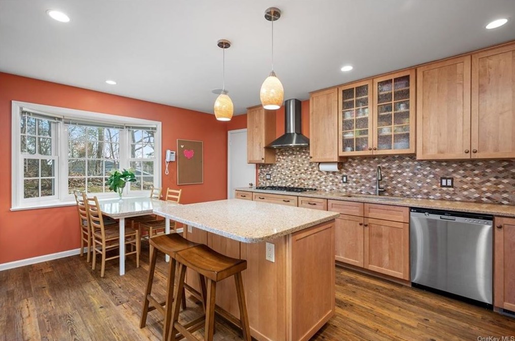 37 Harrison Dr, Larchmont NY  10538-2529 exterior