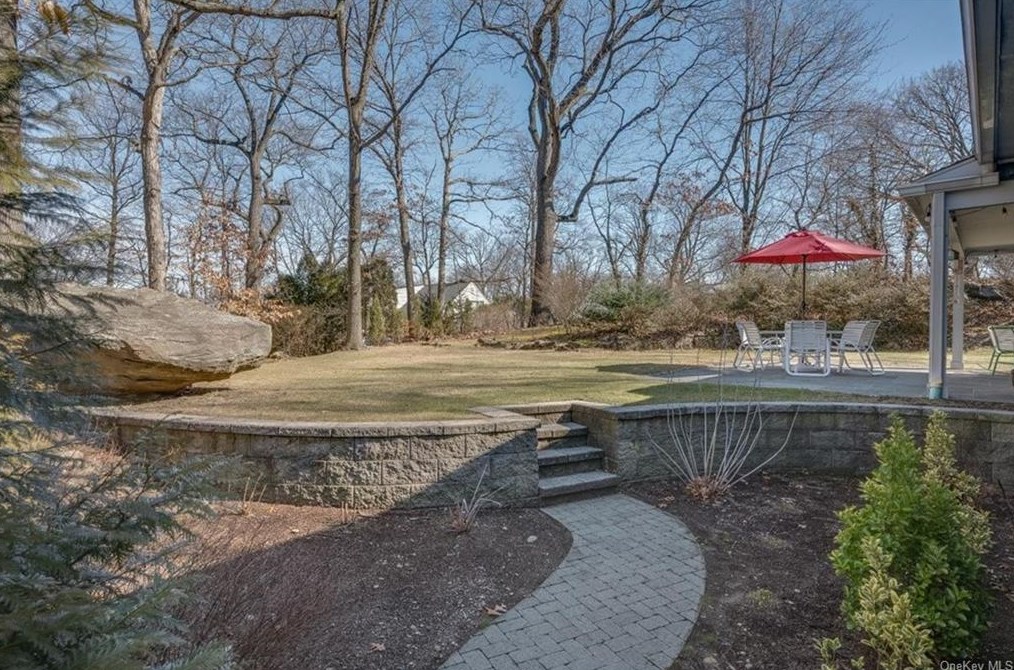 37 Harrison Dr, Larchmont NY  10538-2529 exterior