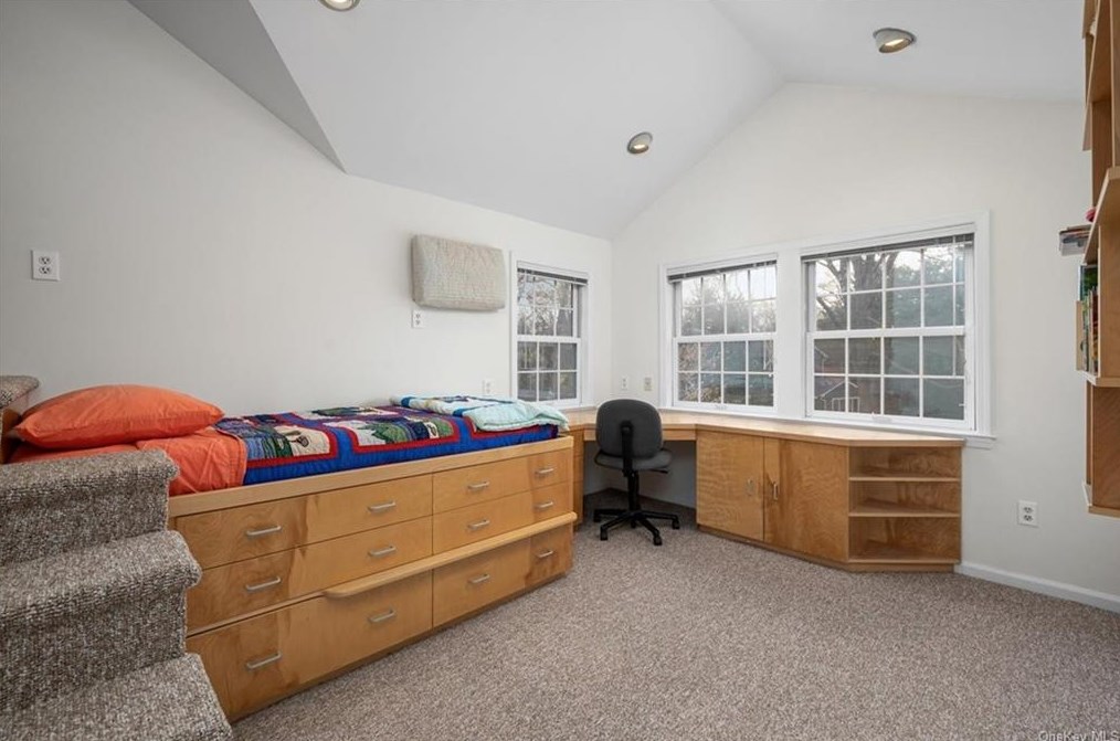 37 Harrison Dr, Larchmont NY  10538-2529 exterior