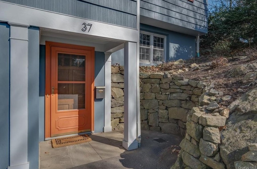 37 Harrison Dr, Larchmont NY  10538-2529 exterior