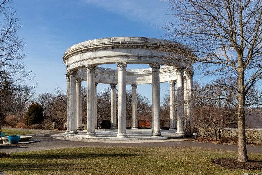 3 Cascade Ter, Yonkers NY  10703-1337 exterior