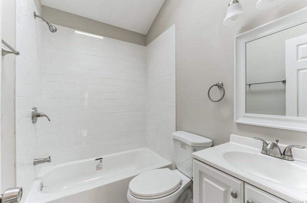 5 Pine Rd, Middle Island NY  11953-1356 exterior