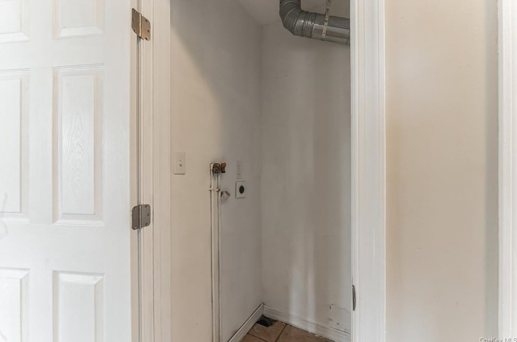 5 Pine Rd, Middle Island NY  11953-1356 exterior