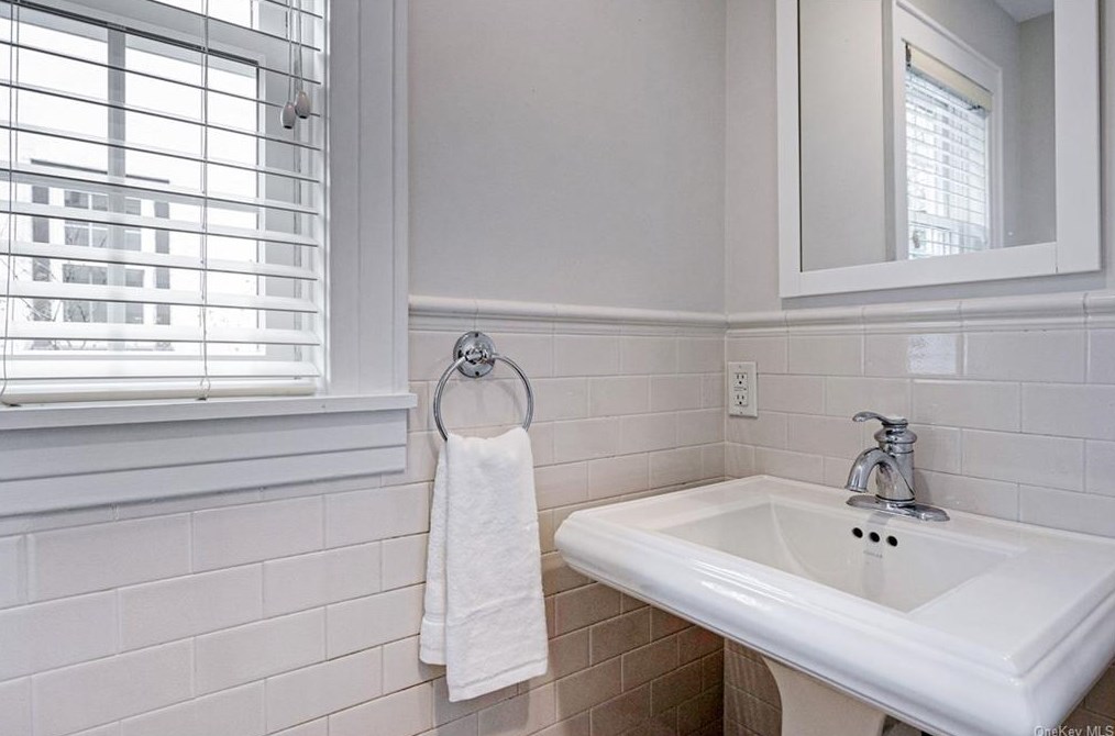 26 Shadow Ln, Larchmont NY  10538-2525 exterior