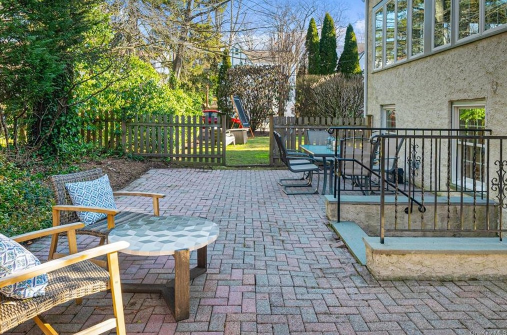 26 Shadow Ln, Larchmont NY  10538-2525 exterior