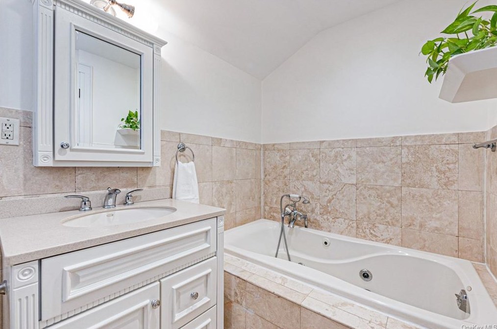 26 Shadow Ln, Larchmont NY  10538-2525 exterior