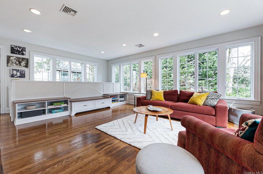 26 Shadow Ln, Larchmont NY  10538-2525 exterior