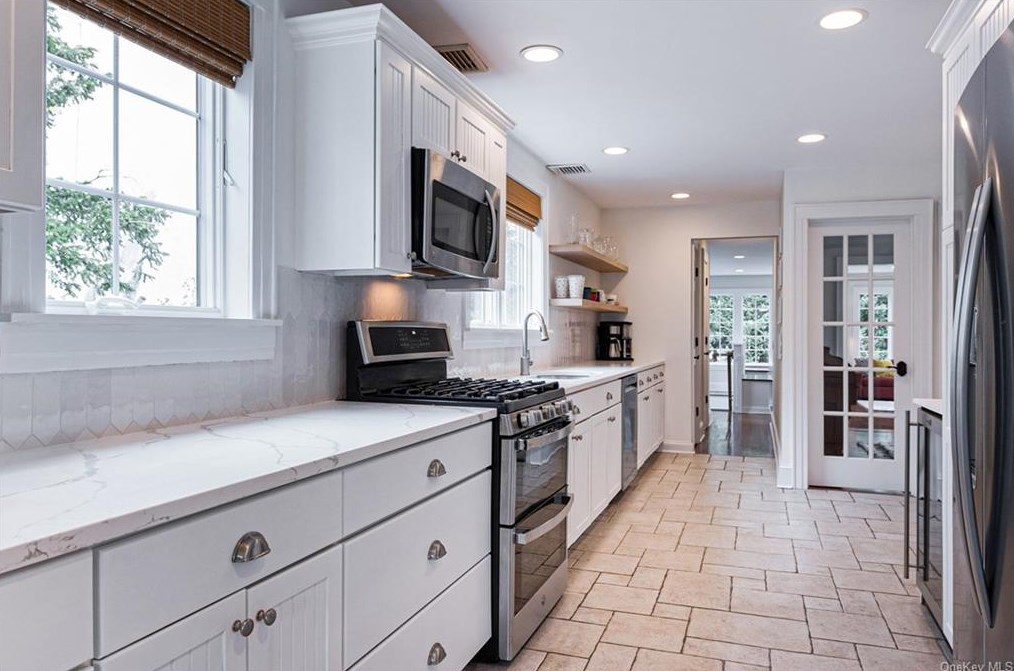 26 Shadow Ln, Larchmont NY  10538-2525 exterior