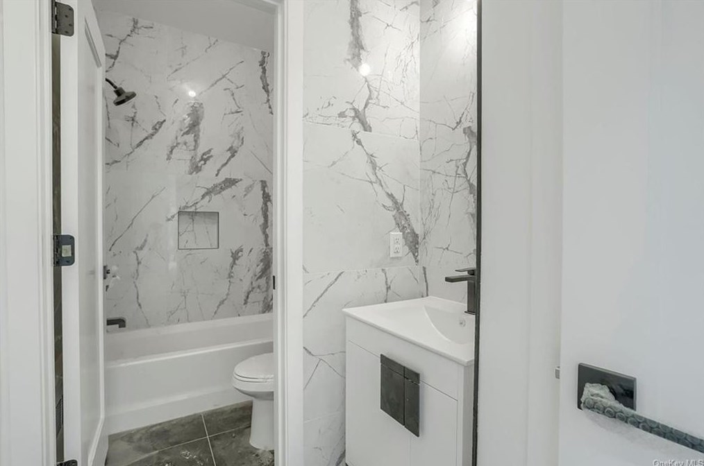 73 Church St, Chestnut Ridge NY  10977-4733 exterior