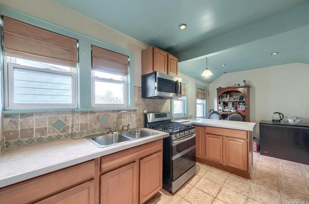 122 North St, Newburgh NY  12550-3302 exterior
