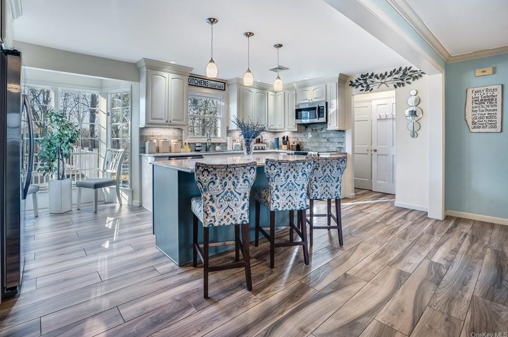 19 Woodcrest Dr, East Fishkill NY  12533-6331 exterior