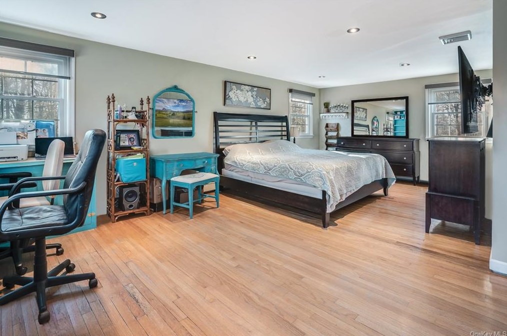 19 Woodcrest Dr, East Fishkill NY  12533-6331 exterior