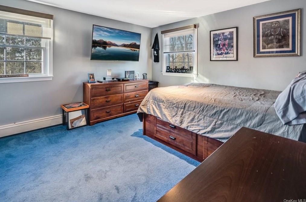 19 Woodcrest Dr, East Fishkill NY  12533-6331 exterior