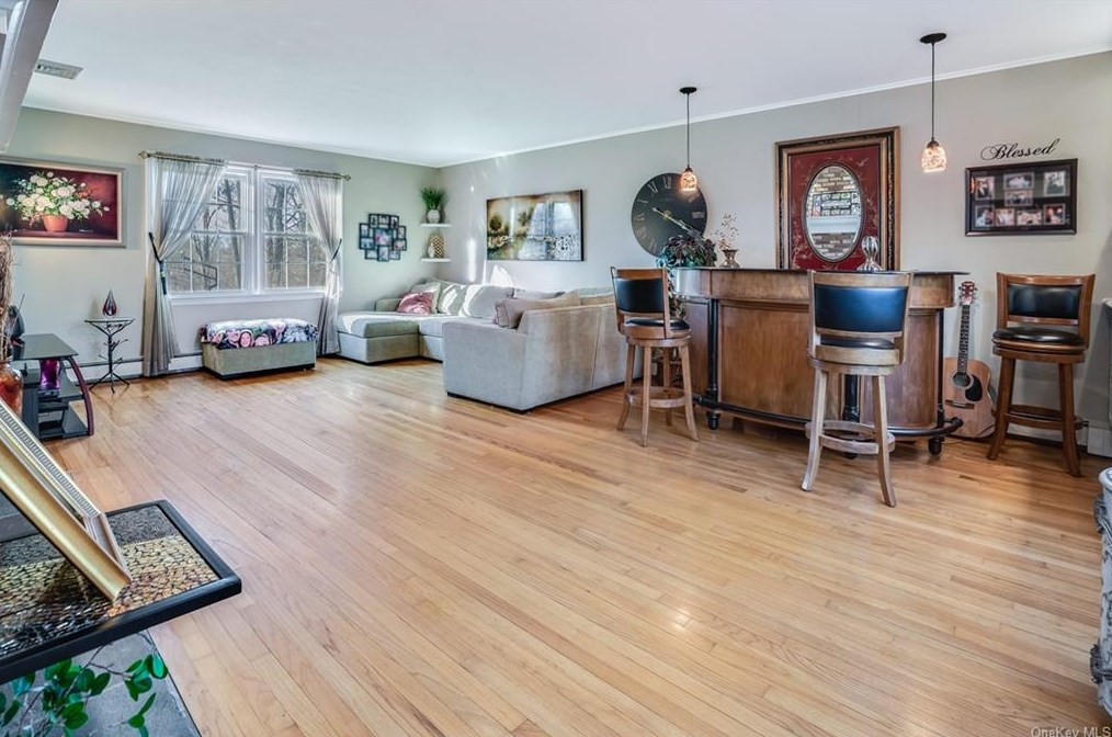 19 Woodcrest Dr, East Fishkill NY  12533-6331 exterior