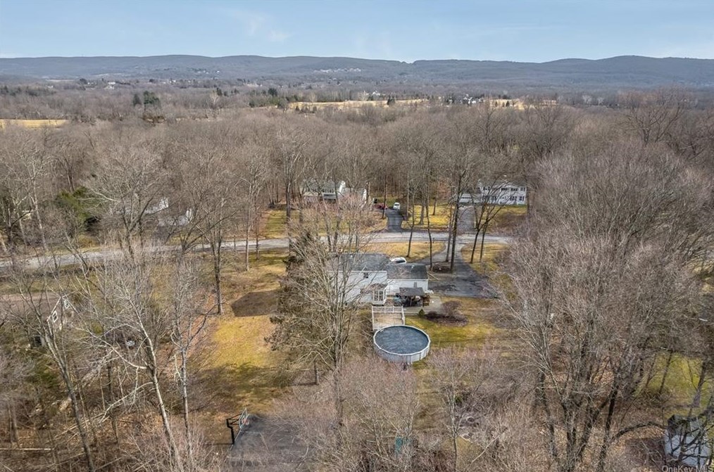 19 Woodcrest Dr, East Fishkill NY  12533-6331 exterior