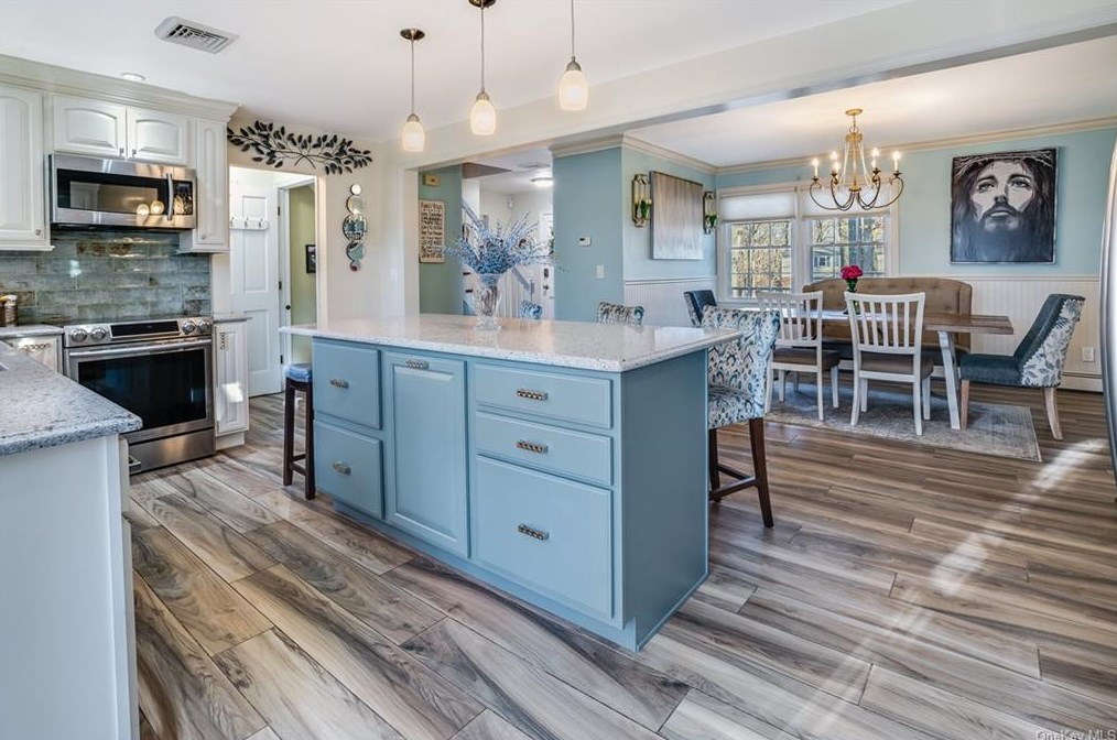 19 Woodcrest Dr, East Fishkill NY  12533-6331 exterior