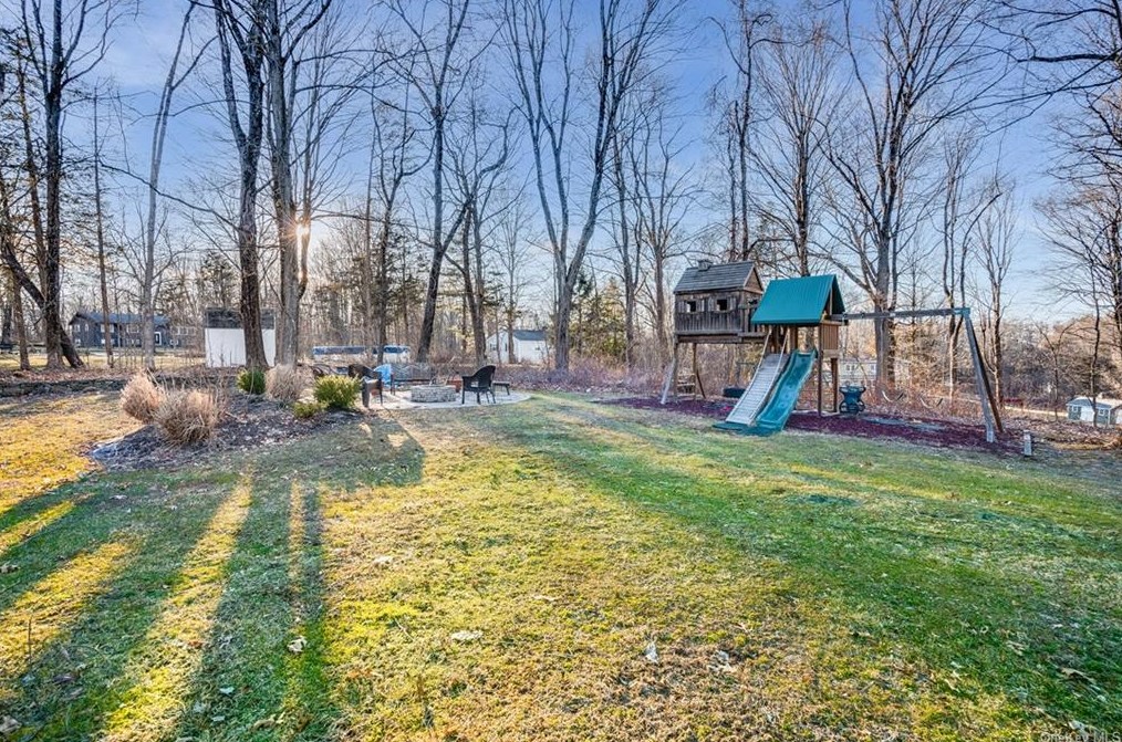 19 Woodcrest Dr, East Fishkill NY  12533-6331 exterior