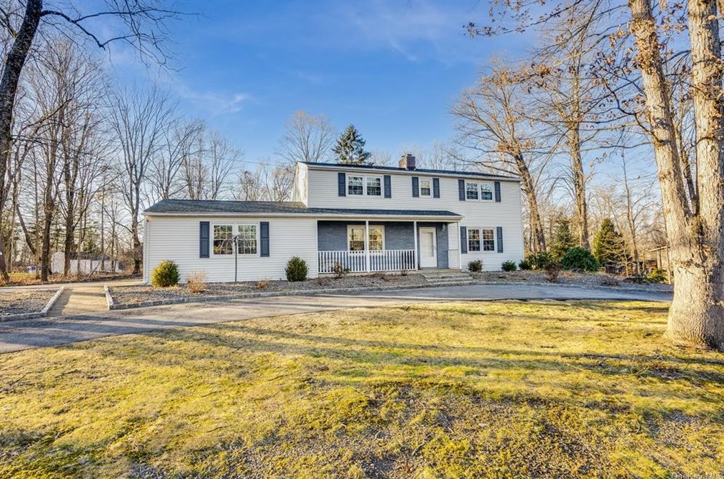 19 Woodcrest Dr, East Fishkill NY  12533-6331 exterior