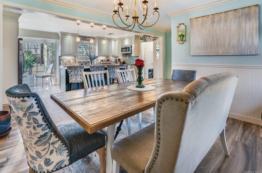 19 Woodcrest Dr, East Fishkill NY  12533-6331 exterior