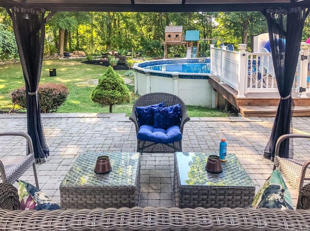 19 Woodcrest Dr, East Fishkill NY  12533-6331 exterior