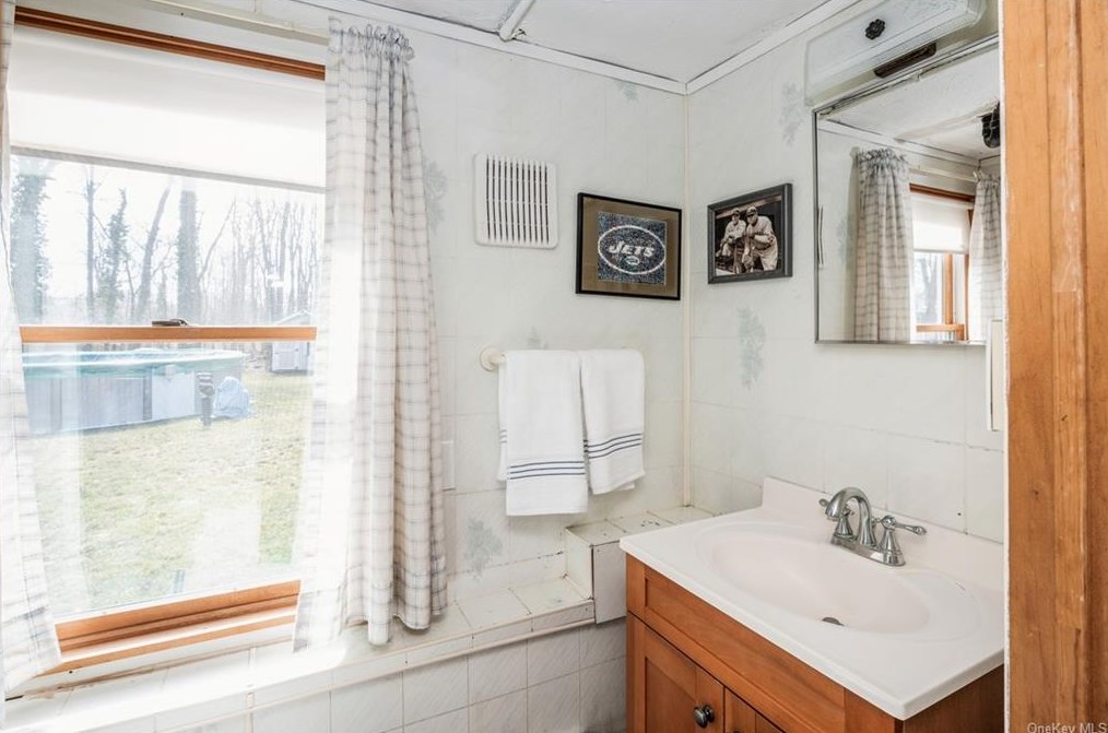 226 Townline Rd, Chestnut Ridge NY  10965-1264 exterior