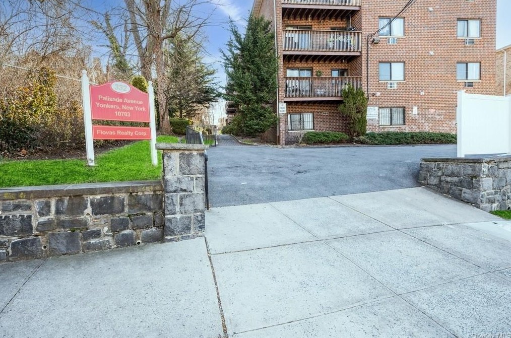 332 Palisade Ave, Yonkers NY  10703-2925 exterior