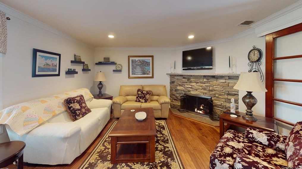 320 Blauvelt Rd, Chestnut Ridge NY  10965-2008 exterior