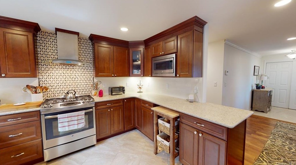 320 Blauvelt Rd, Chestnut Ridge NY  10965-2008 exterior