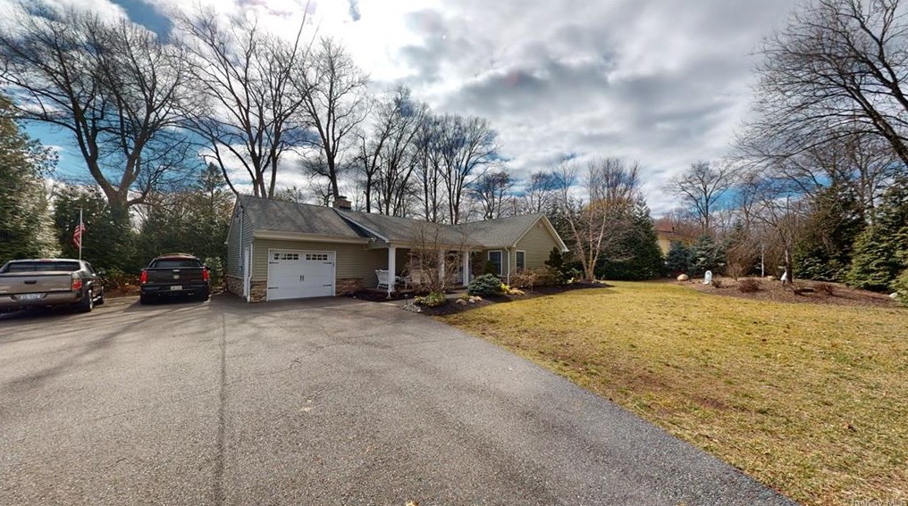 320 Blauvelt Rd, Chestnut Ridge NY  10965-2008 exterior