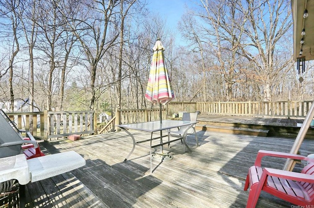 5 Karow Ct, Chestnut Ridge NY  10952-4904 exterior