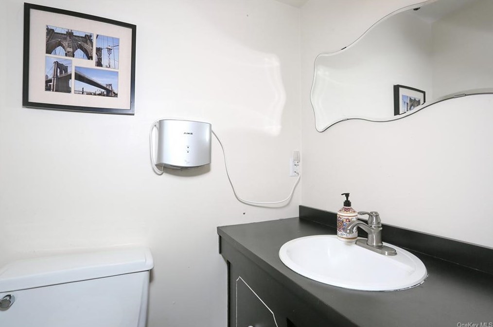 5 Karow Ct, Chestnut Ridge NY  10952-4904 exterior