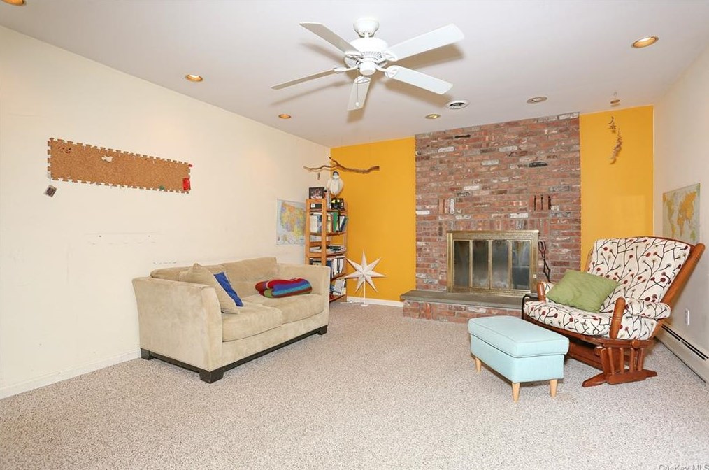 5 Karow Ct, Chestnut Ridge NY  10952-4904 exterior