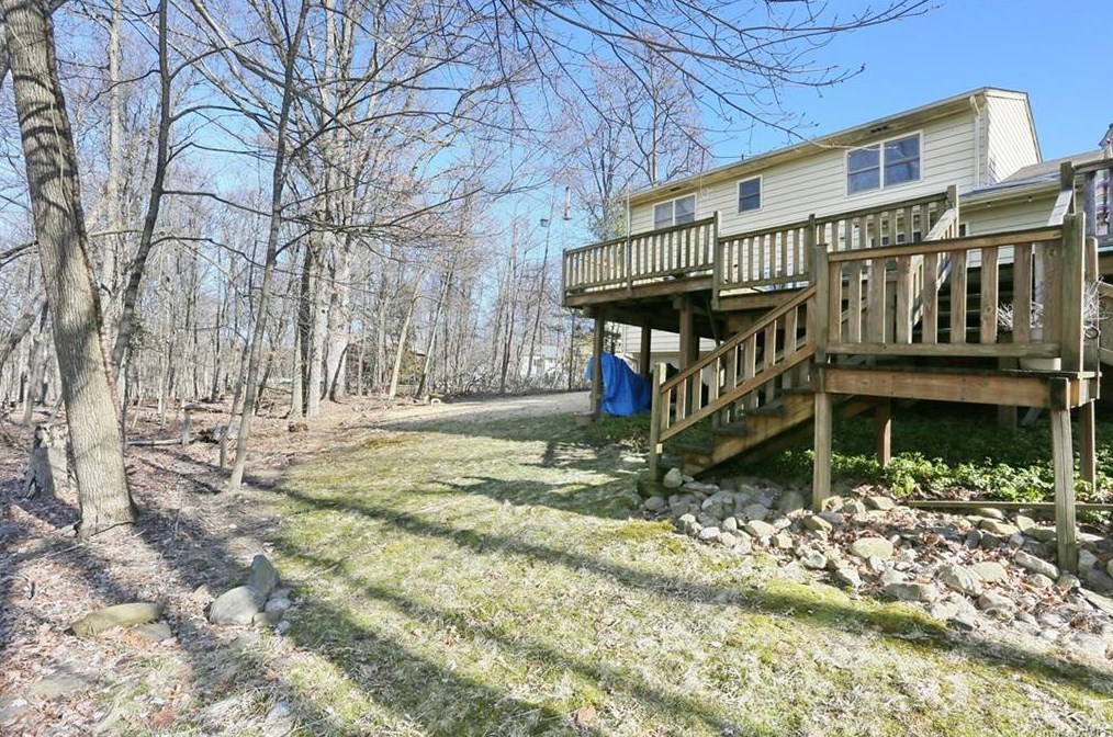 5 Karow Ct, Chestnut Ridge NY  10952-4904 exterior