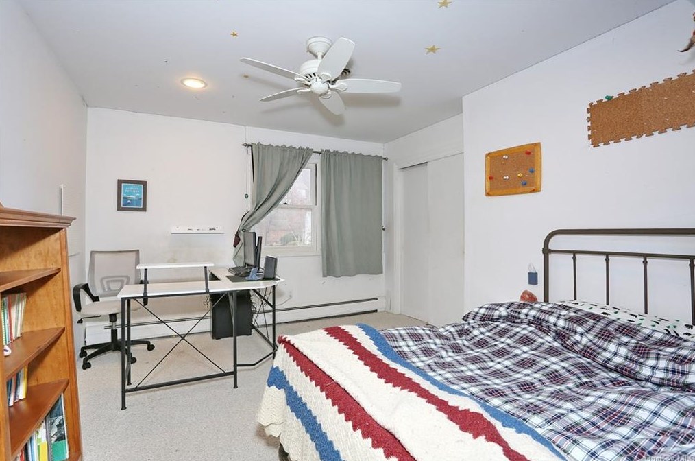 5 Karow Ct, Chestnut Ridge NY  10952-4904 exterior