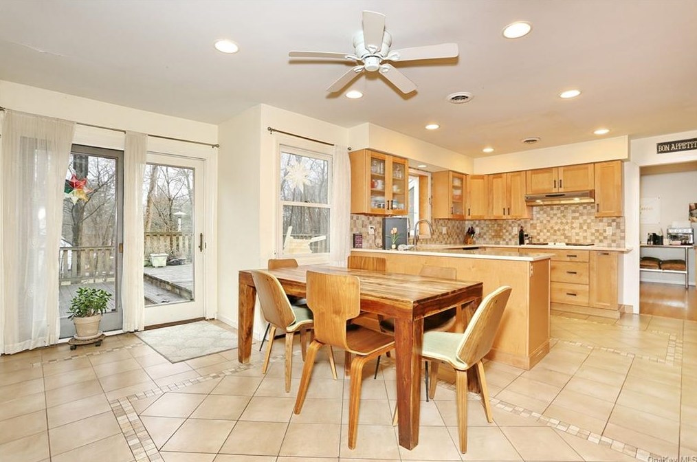 5 Karow Ct, Chestnut Ridge NY  10952-4904 exterior