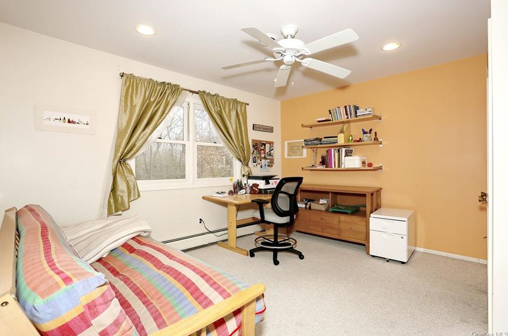 5 Karow Ct, Chestnut Ridge NY  10952-4904 exterior