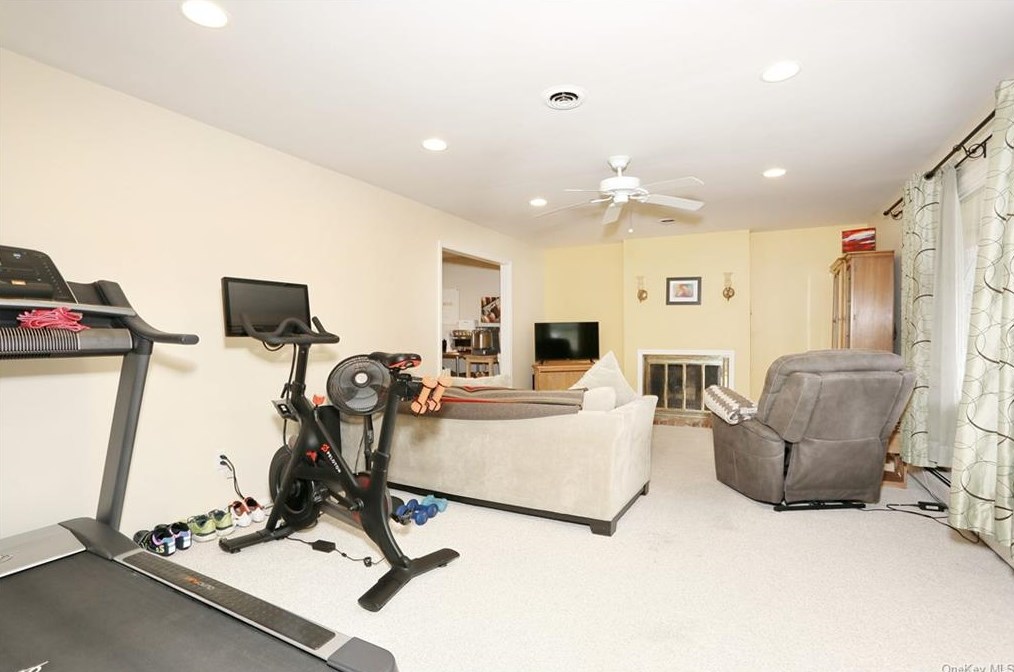 5 Karow Ct, Chestnut Ridge NY  10952-4904 exterior