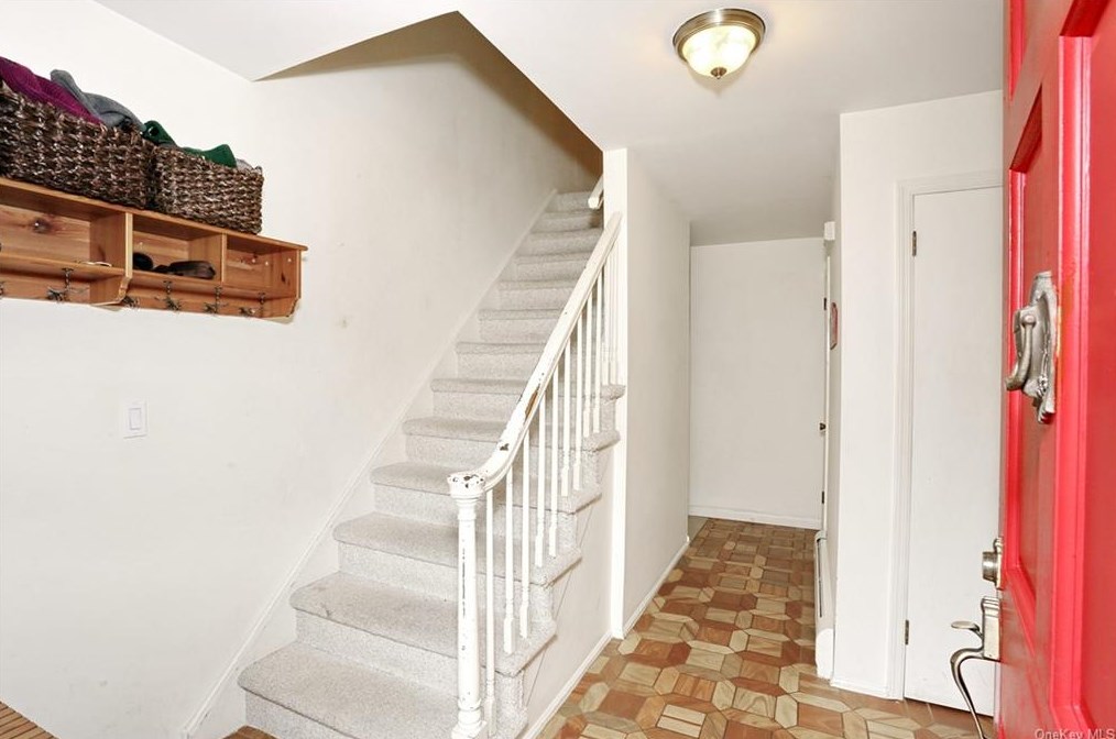 5 Karow Ct, Chestnut Ridge NY  10952-4904 exterior