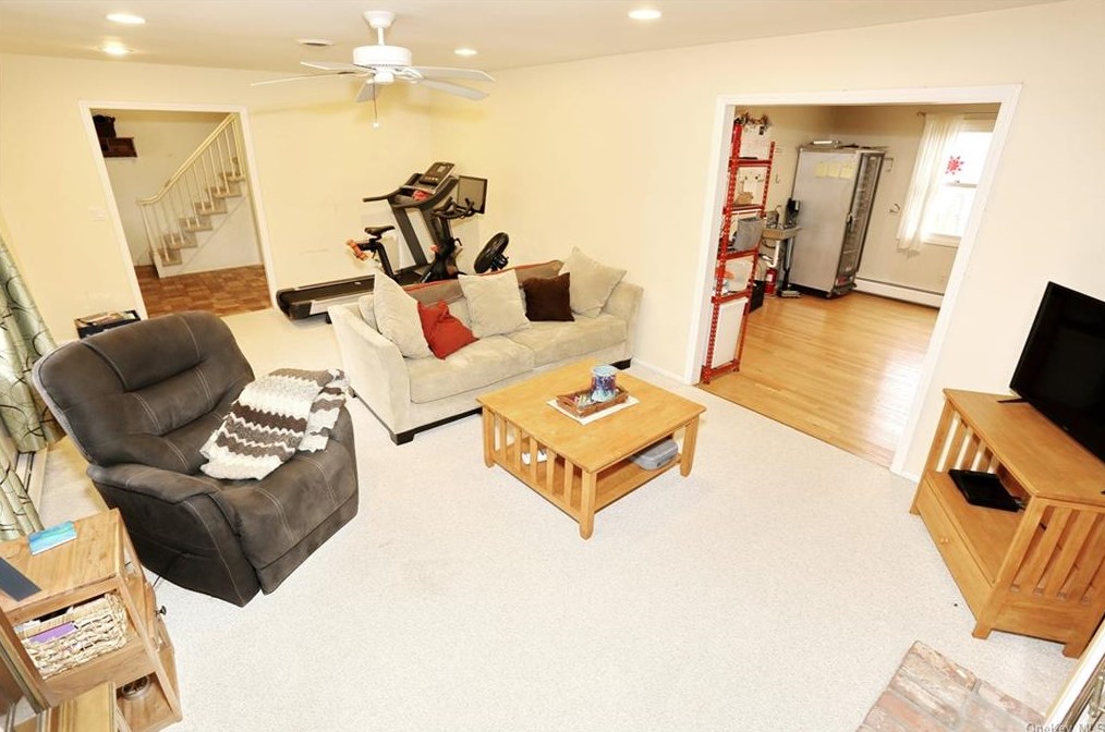 5 Karow Ct, Chestnut Ridge NY  10952-4904 exterior