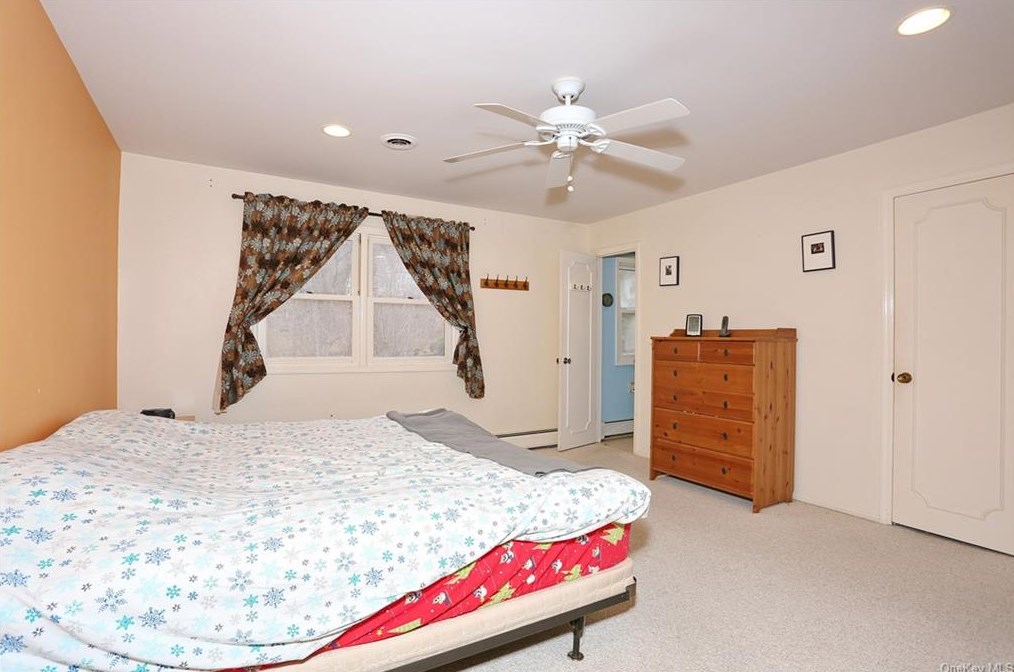 5 Karow Ct, Chestnut Ridge NY  10952-4904 exterior