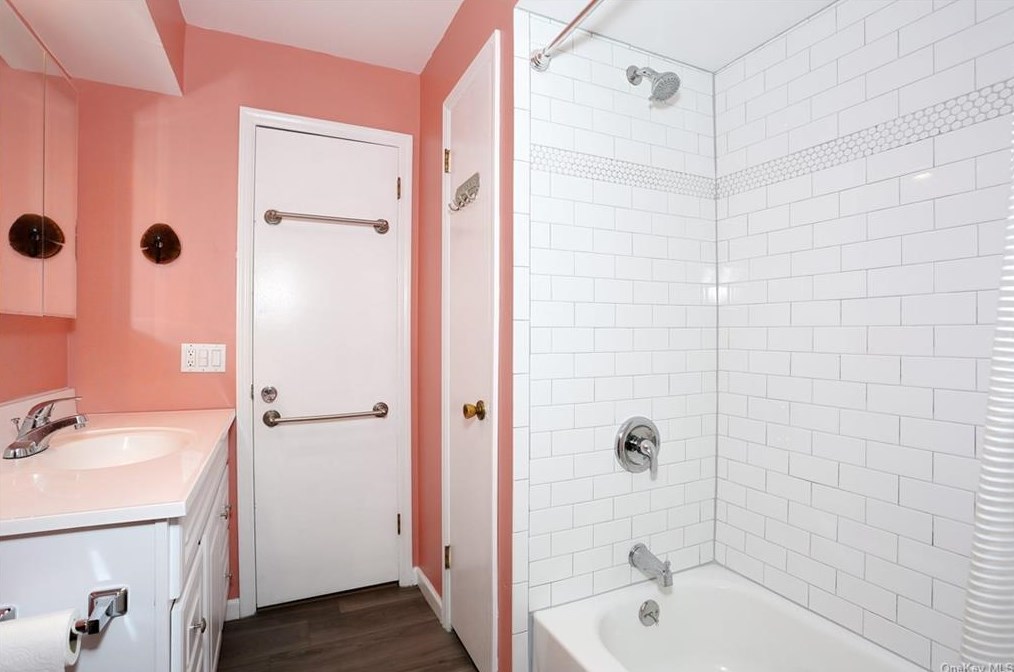 5 Karow Ct, Chestnut Ridge NY  10952-4904 exterior