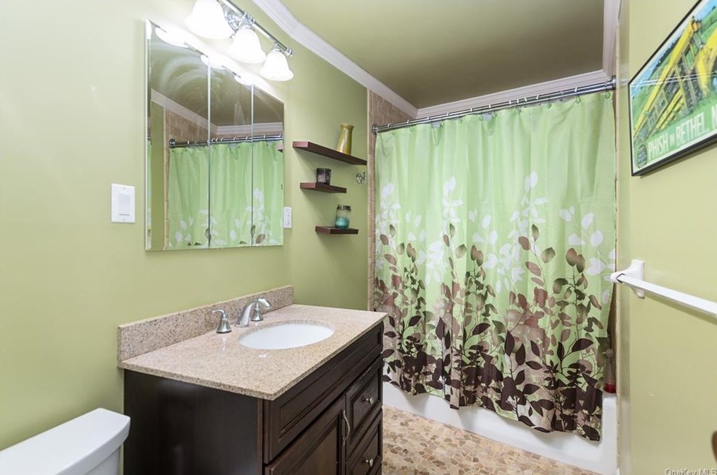 1 Lakeview Dr, Peekskill NY 10566-2222 exterior