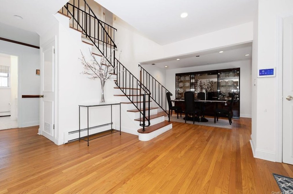 11 Quincy Ln, White Plains, NY 10605