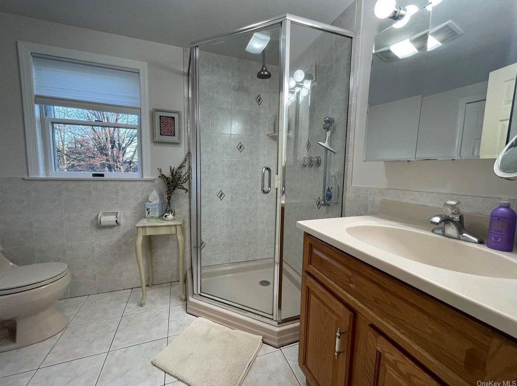 42 George Ave, Chestnut Ridge NY  10965-1833 exterior