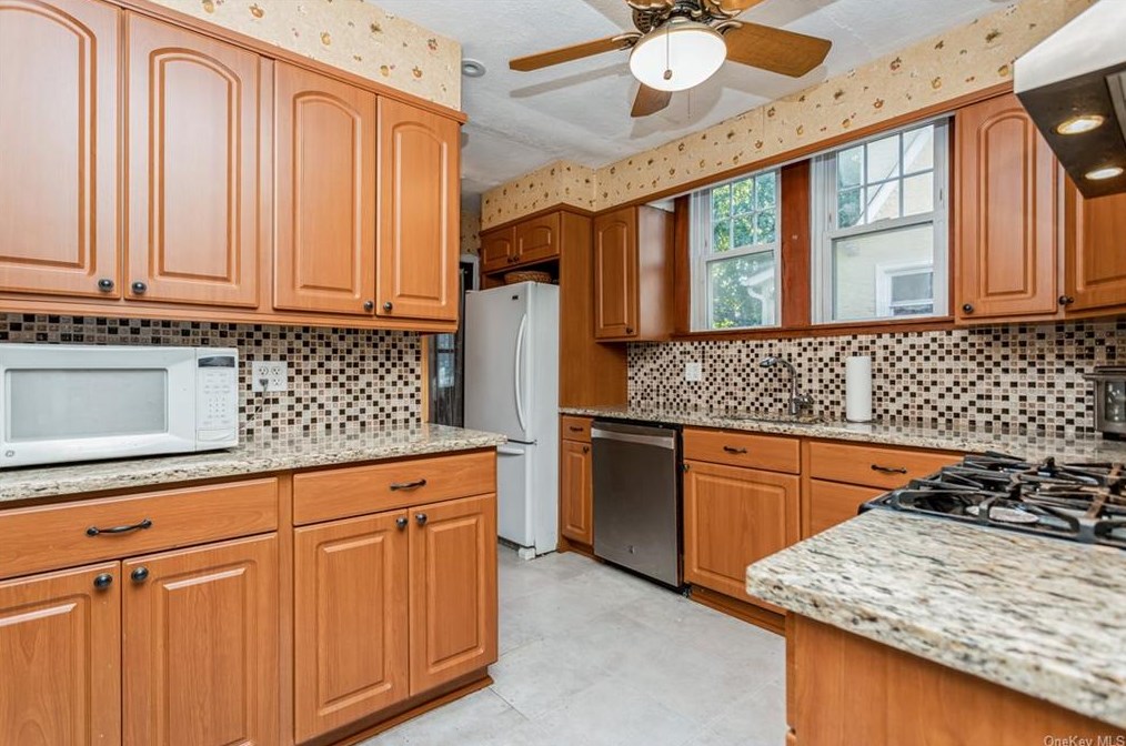 84 Lockwood Ave, Yonkers NY  10701-5028 exterior