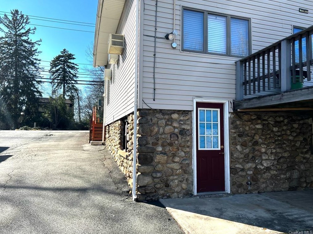 282 Middletown Rd, Chestnut Ridge NY  10965-3023 exterior