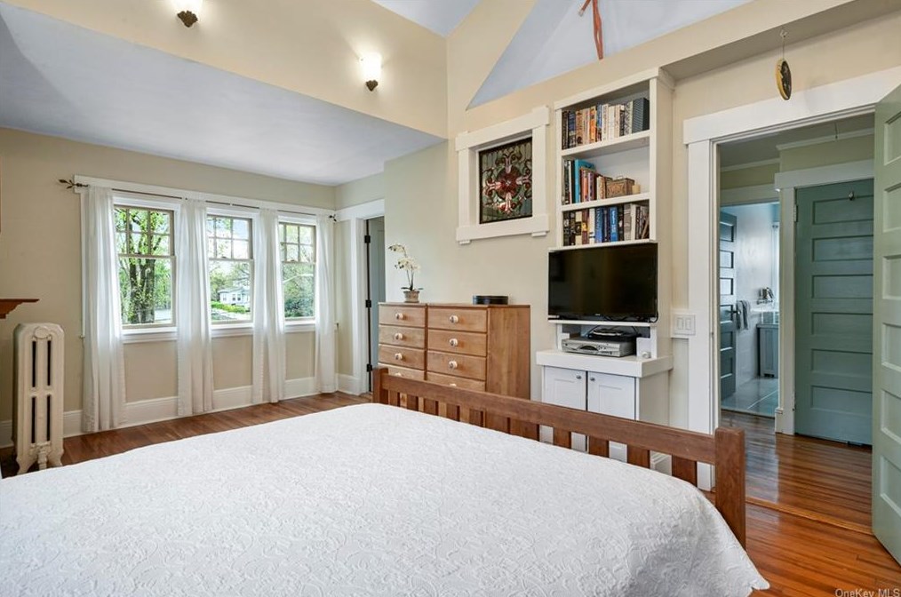 16 Myrtle Blvd, Larchmont NY  10538-1823 exterior