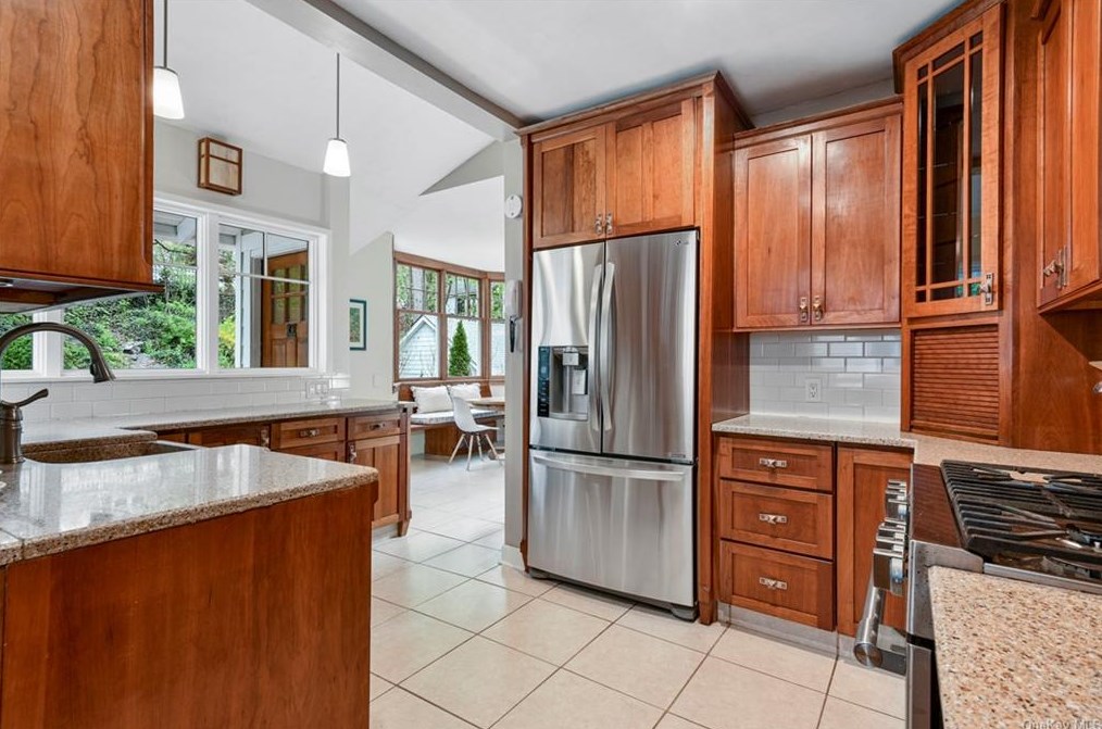 16 Myrtle Blvd, Larchmont NY  10538-1823 exterior