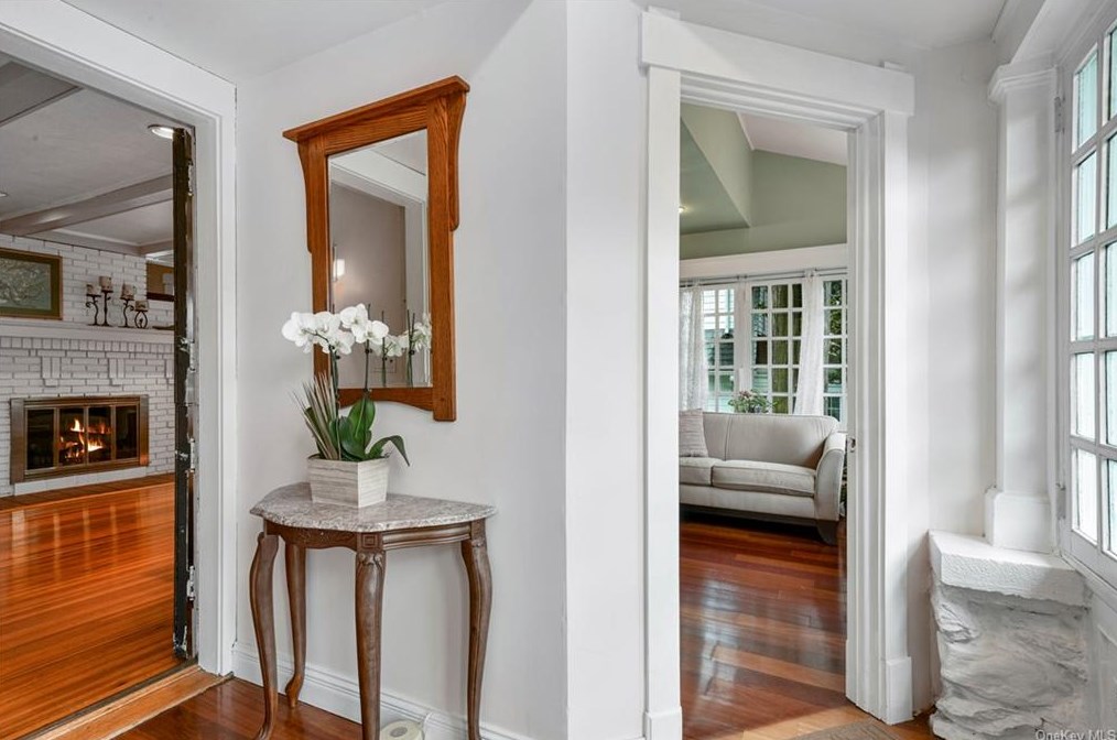 16 Myrtle Blvd, Larchmont NY  10538-1823 exterior