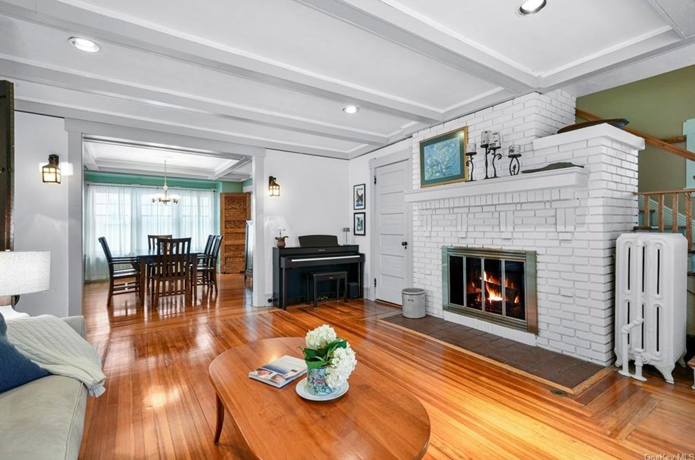 16 Myrtle Blvd, Larchmont NY  10538-1823 exterior